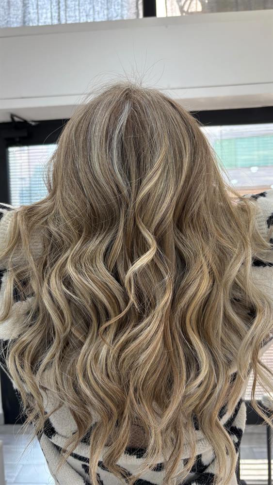 Biondo beige con schiariture e boccoli