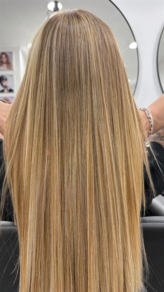 Biondo dorato su capelli lunghi lisci