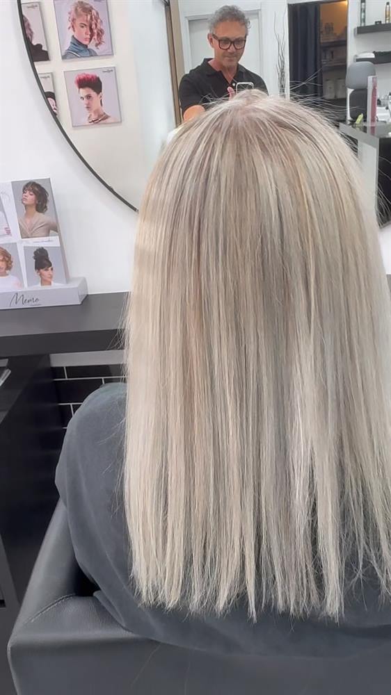 Biondo freddo su capelli lisci