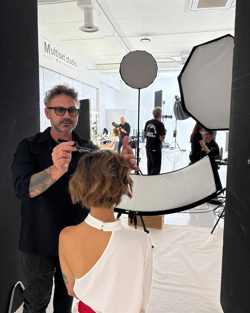 Giovanni durante uno shooting fotografico in studio