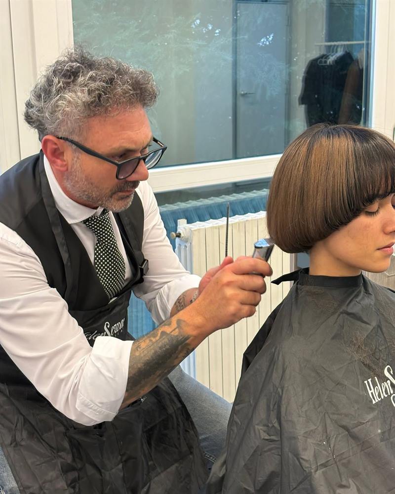 Giovanni esegue un caschetto con il rasoio